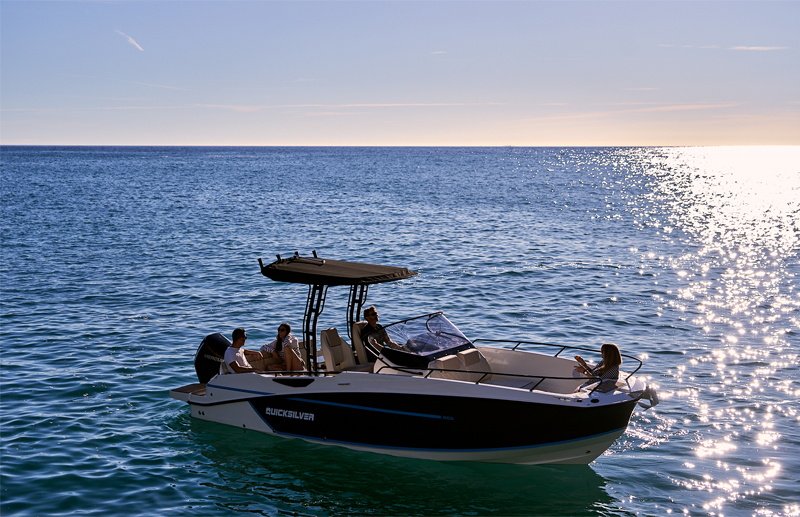 Quicksilver 805 Open, motorboot vaart op zee bij zonsondergang