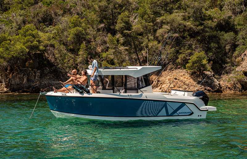 Quicksilver 805 Pilothouse, boot met mannen aan wal