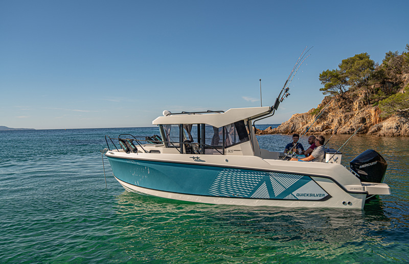 Quicksilver 805 Pilothouse, boot met vissers op zee