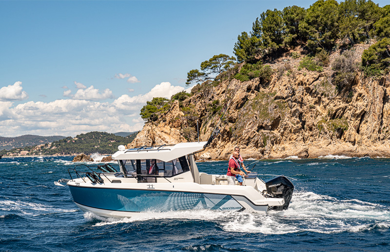 Quicksilver 805 Pilothouse, boot varend langs rotsachtige kustlijn