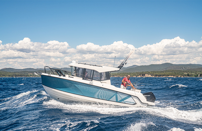 Quicksilver 805 Pilothouse, boot varend op zee met visser