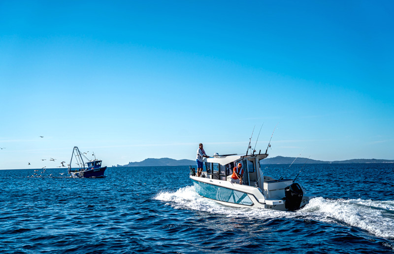 Quicksilver 805 Pilothouse, boot varend op zee met vissersboot