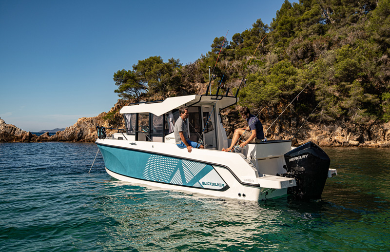 Quicksilver 805 Pilothouse, boot vissers nabij rotsachtige kust