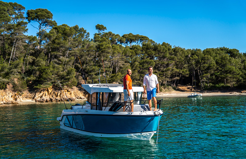 Quicksilver 805 Pilothouse, boot voor anker bij kust