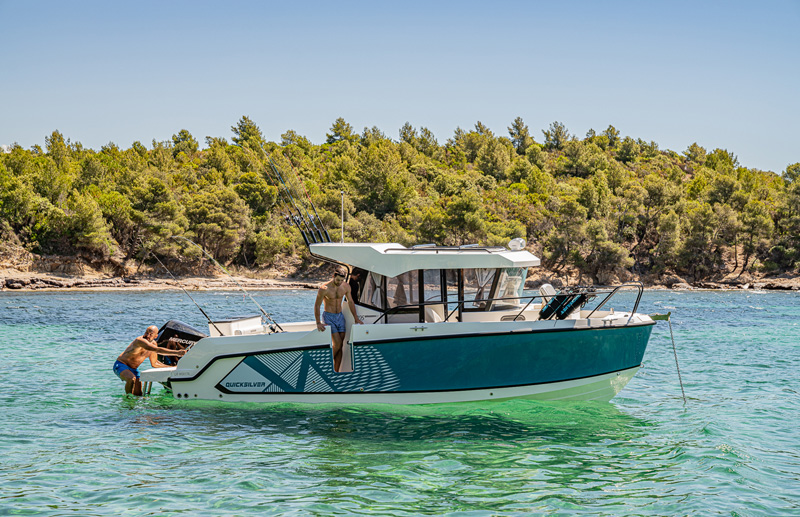 Quicksilver 805 Pilothouse, boot voor anker bij kust