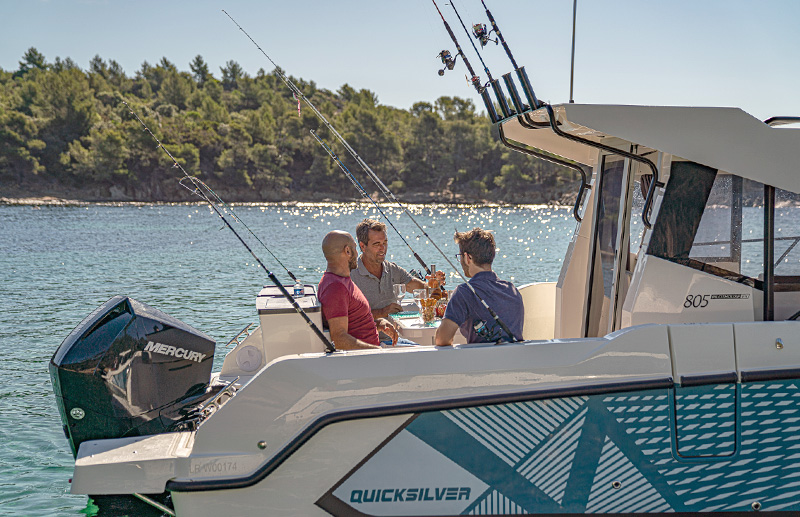 Quicksilver 805 Pilothouse, mannen ontspannen op vissersboot