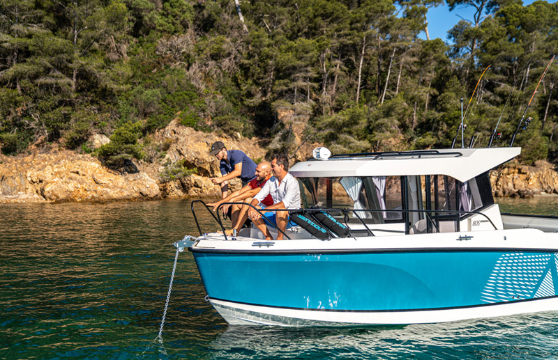 Quicksilver 805 Pilothouse, mannen op boot bij kust