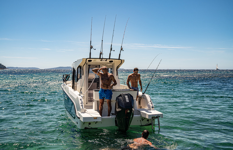 Quicksilver 805 Pilothouse, mannen op visboot zee