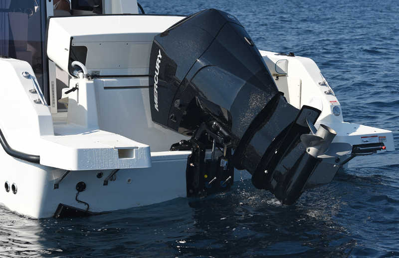 Quicksilver 805 Pilothouse, mercury buitenboordmotor achterkant boot