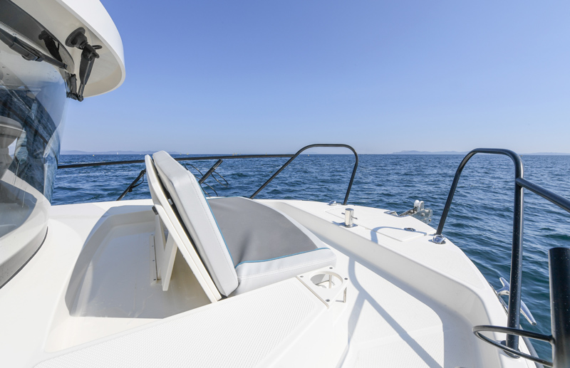 Quicksilver 805 Pilothouse, voordek met zitbank en reling
