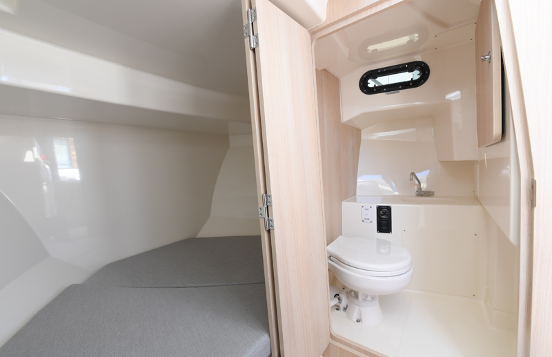 Quicksilver 805 Pilothouse, compact toilet met bed
