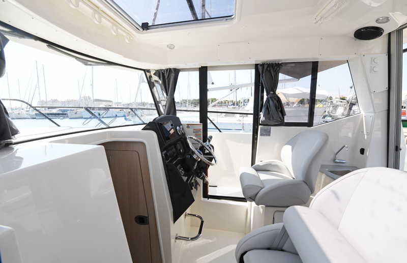 Quicksilver 805 Pilothouse, stuurstand met stoel en dashboard