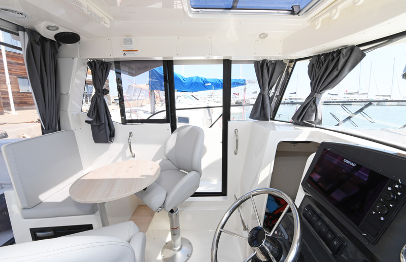 Quicksilver 805 Pilothouse, stuurstand met stoel en navigatiescherm
