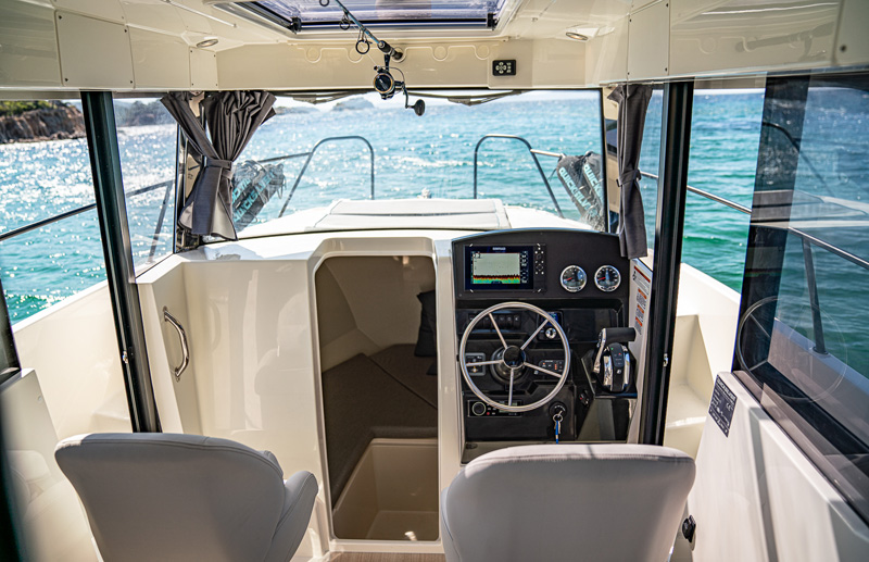 Quicksilver 805 Pilothouse, stuurstand met stoelen en navigatie