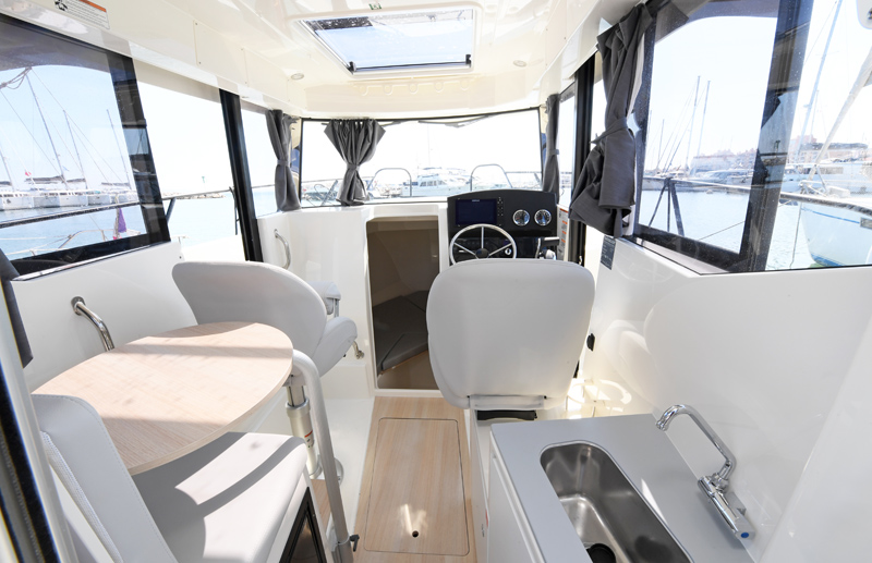 Quicksilver 805 Pilothouse, stuurstand met tafel en zitplaatsen