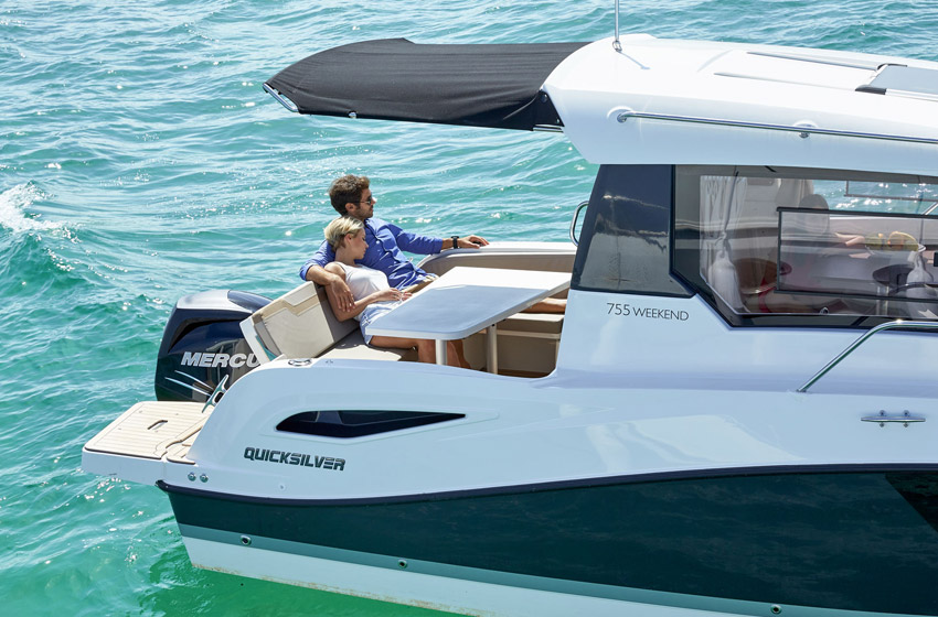 Quicksilver 805 Weekend, boot met stel op achterdek