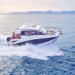 Quicksilver 805 Weekend, boot varend op zee met gezin