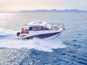 Quicksilver 805 Weekend, boot varend op zee met gezin