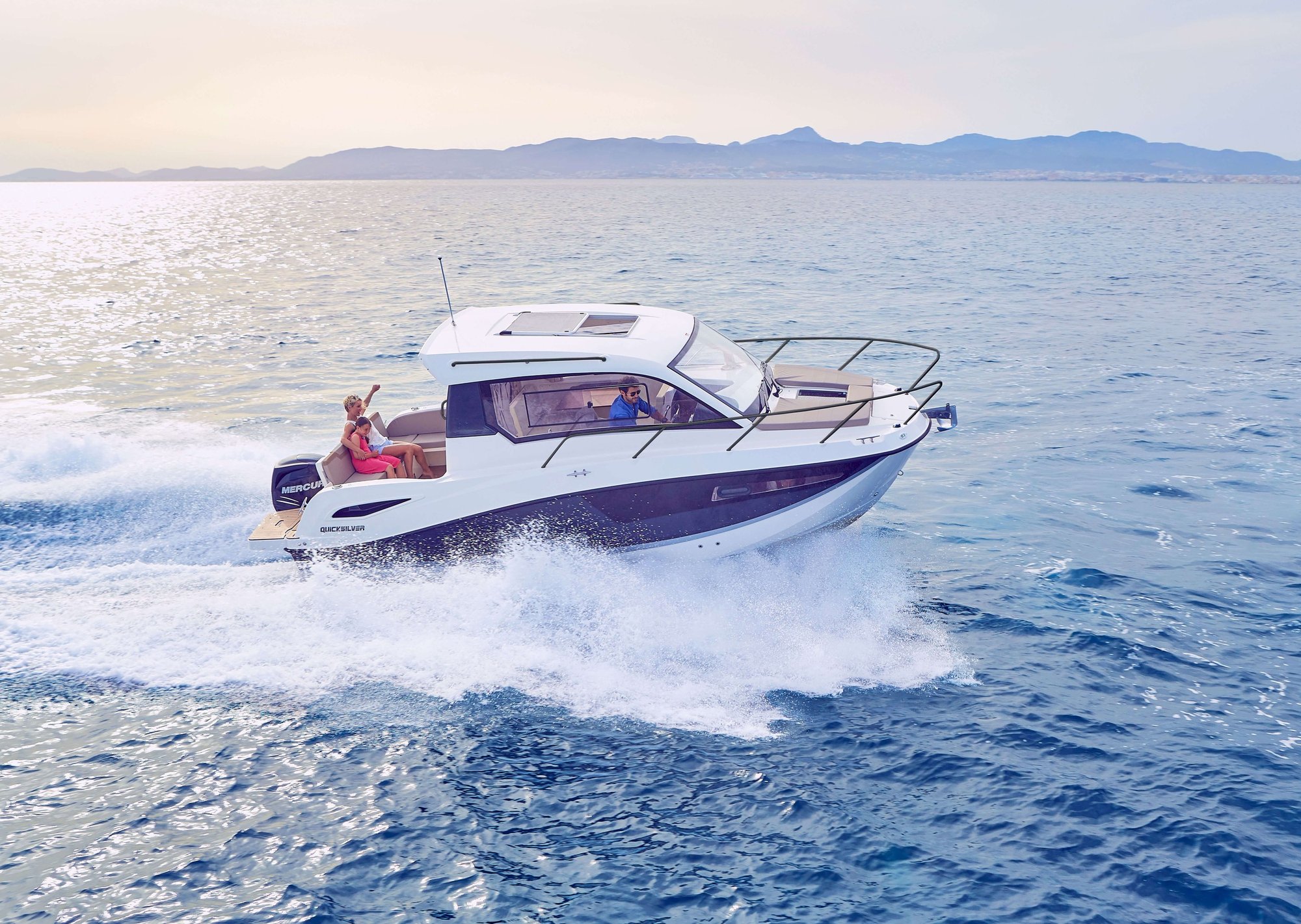 Quicksilver 805 Weekend, boot varend op zee met gezin