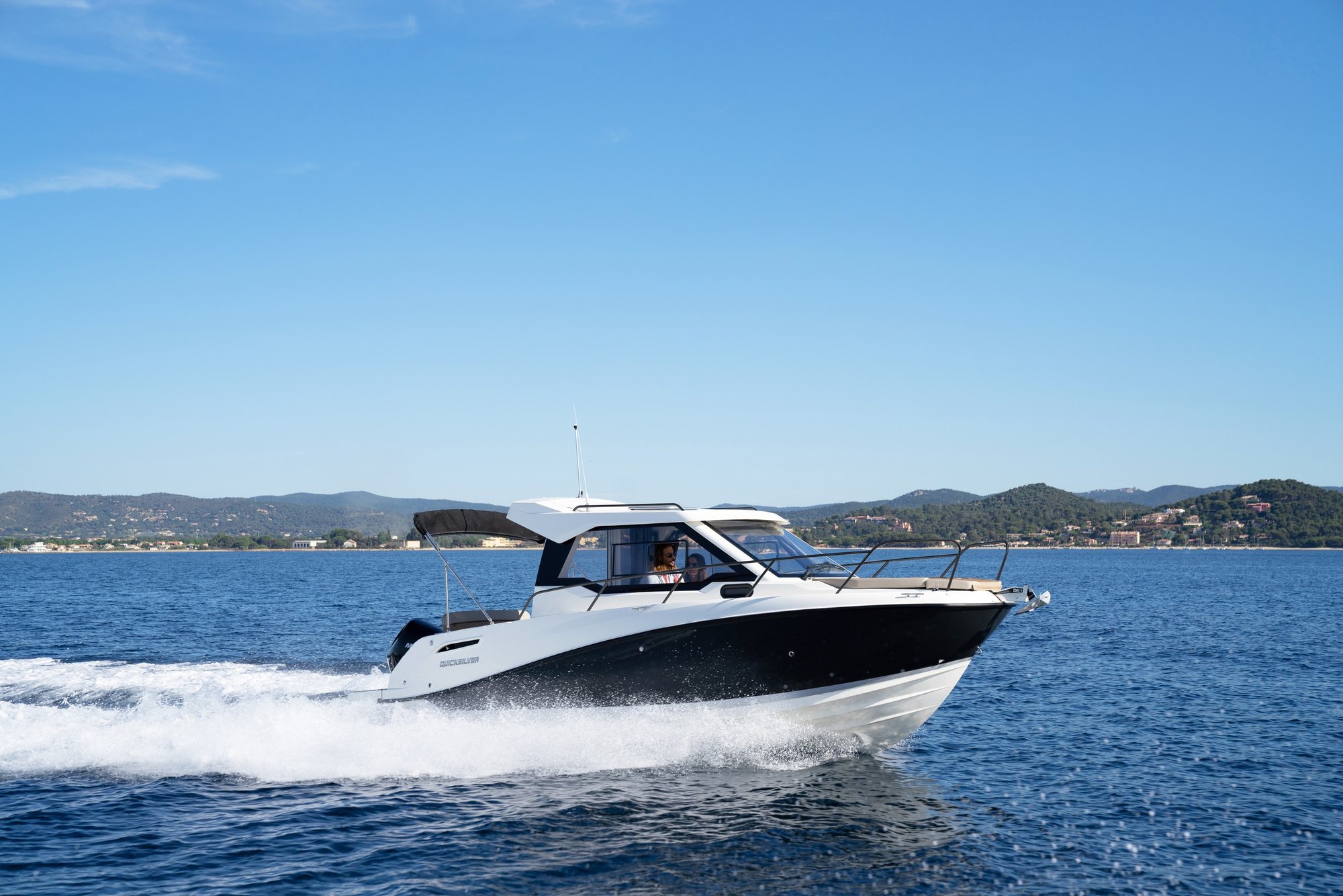 Quicksilver 805 Weekend, boot varend op zee