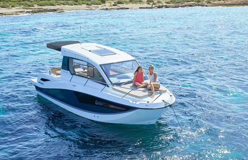 Quicksilver 805 Weekend, boot voor anker bij kust