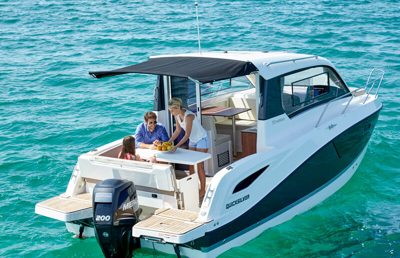 Quicksilver 805 Weekend, familie aan boord op zee