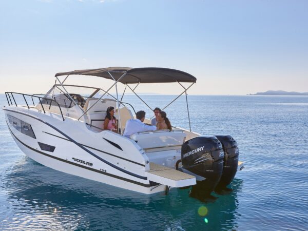 Quicksilver 875 Sundeck, boot met mensen op zee
