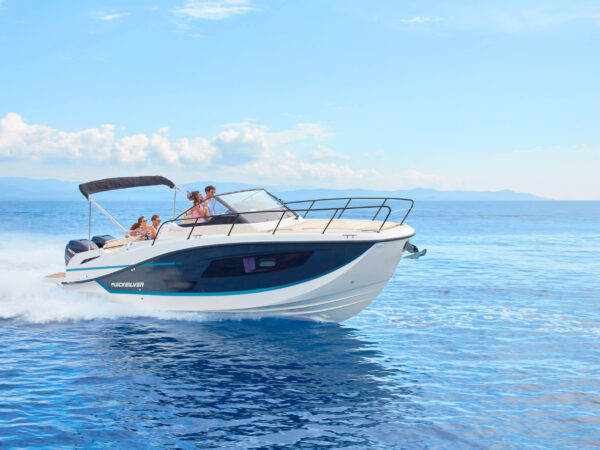 Quicksilver 875 Sundeck, speedboot varend op zee