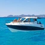 Quicksilver 905 Weekend, boot op zee met bergen