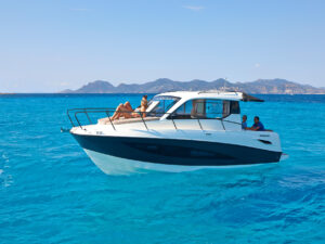 Quicksilver 905 Weekend, boot op zee met bergen