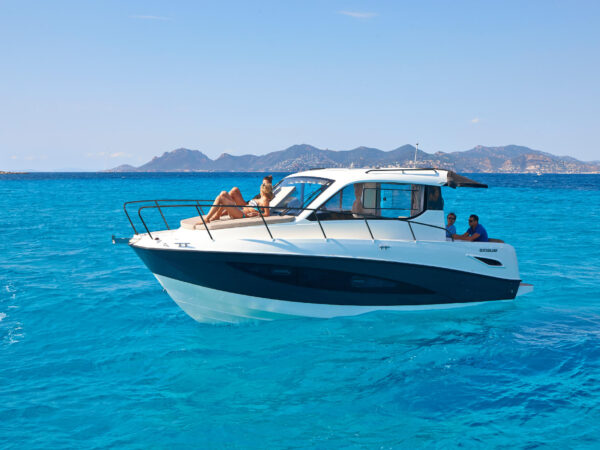 Quicksilver 905 Weekend, boot op zee met bergen