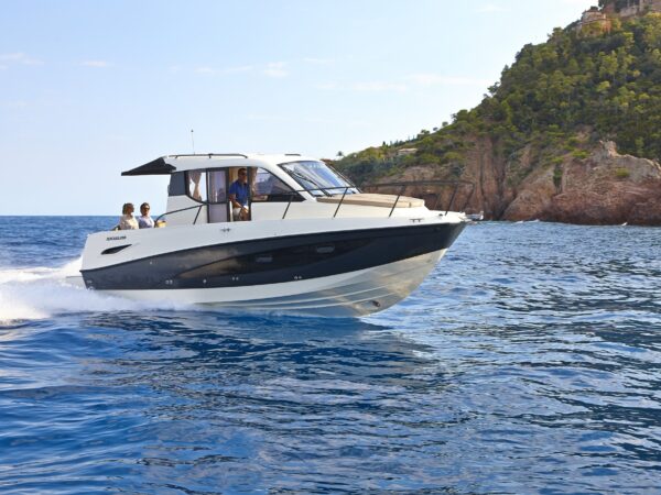 Quicksilver 905 Weekend, boot varend langs kust