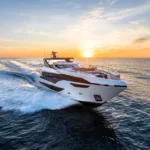 Sunseeker 100 Yacht, jacht varend bij zonsondergang