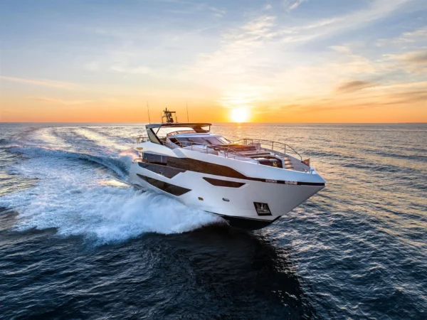 Sunseeker 100 Yacht, jacht varend bij zonsondergang