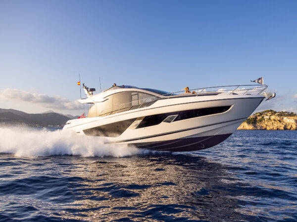 Sunseeker 65 Sport Yacht, jacht varend met hoge snelheid