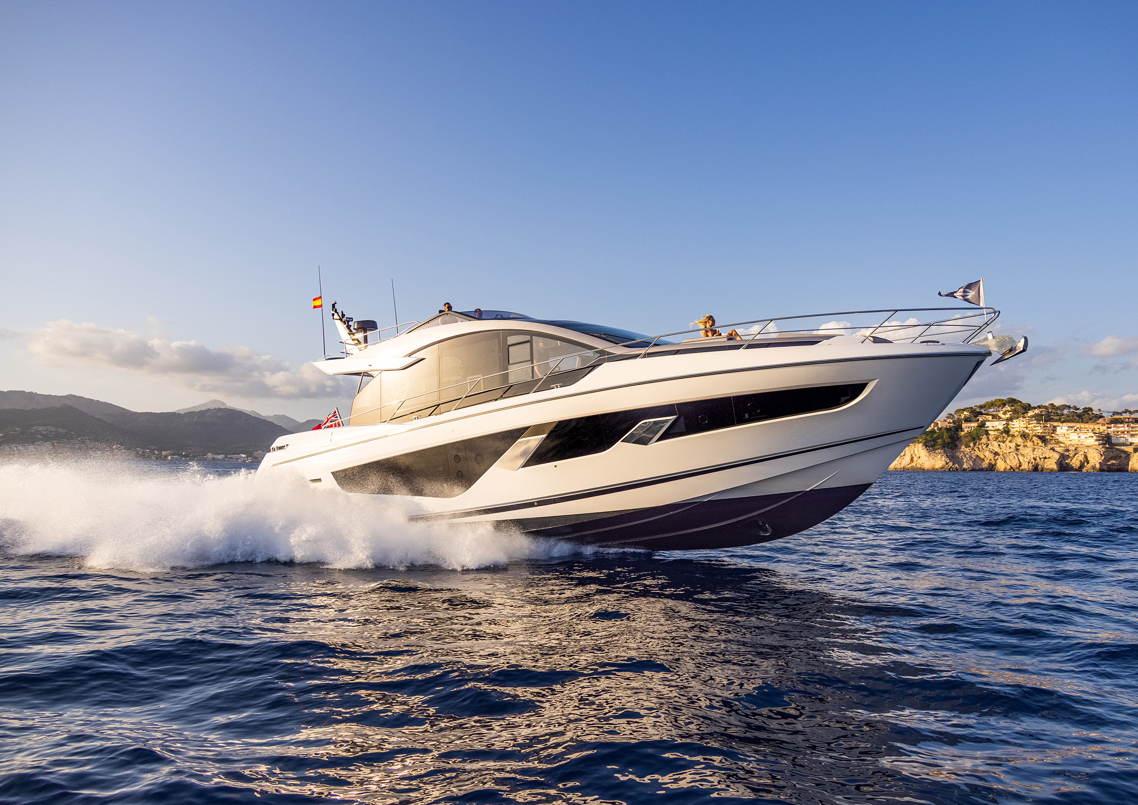 Sunseeker 65 Sport Yacht, jacht varend met hoge snelheid