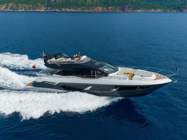 Sunseeker 75 Sport Yacht, jacht varend op zee