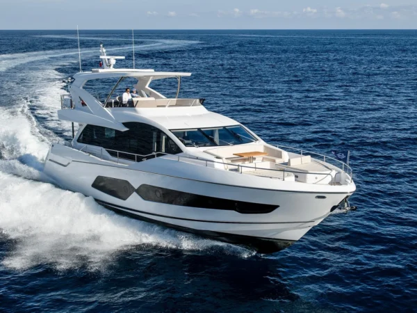 Sunseeker 76 Yacht, witte jacht vaart snel over zee