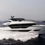 Sunseeker 82 Ocean Enclosed, witte jacht varend op zee