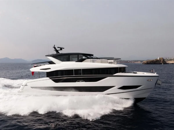 Sunseeker 82 Ocean Enclosed, witte jacht varend op zee