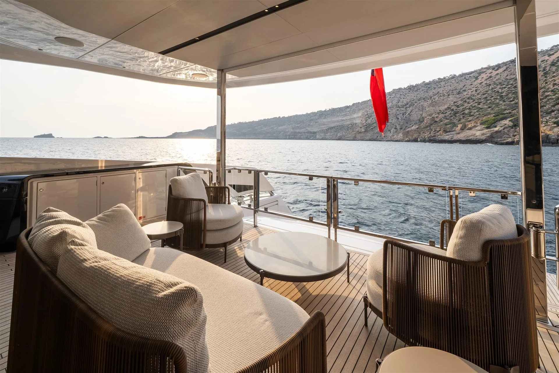 Sunseeker 82 Ocean, achterdek met loungebanken zeezicht