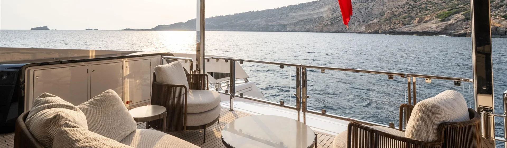 Sunseeker 82 Ocean, dek met loungebanken en zeezicht