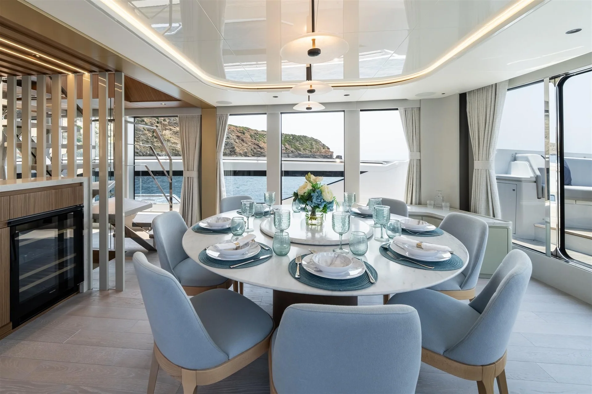Sunseeker 82 Ocean, eetkamer met rond tafel