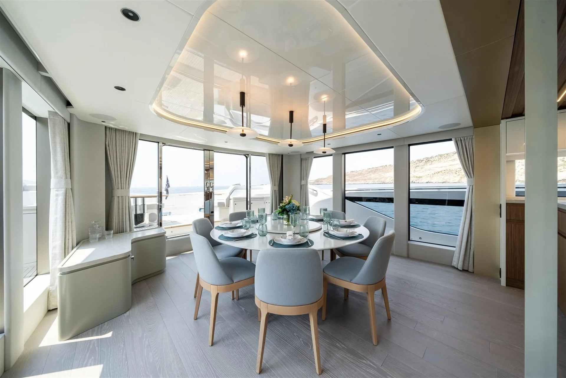 Sunseeker 82 Ocean, eettafel met stoelen aan boord