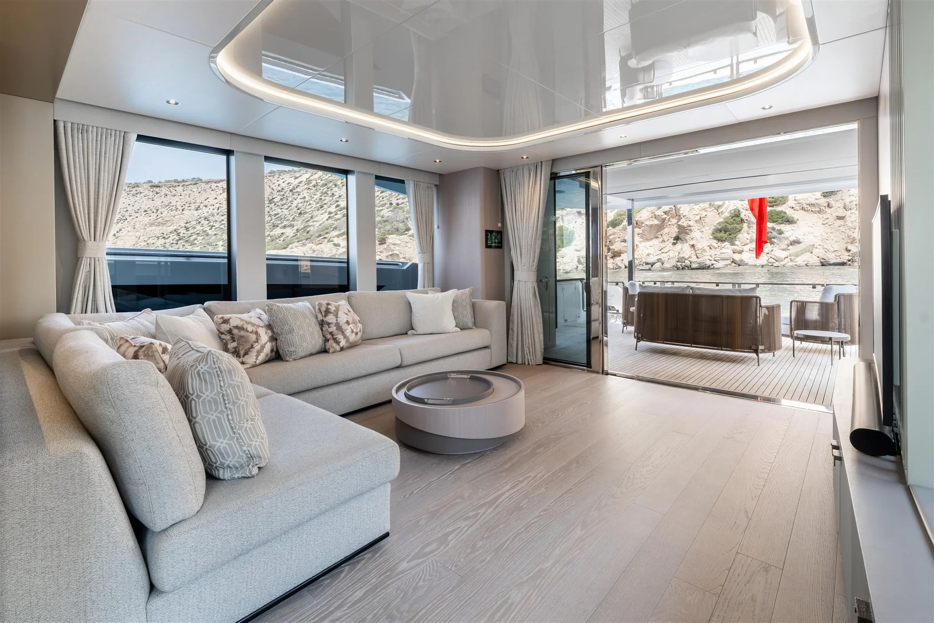 Sunseeker 82 Ocean, lounge met zithoek en uitzicht