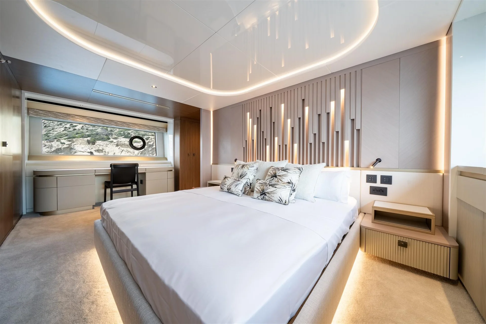 Sunseeker 82 Ocean, luxe slaapkamer met bed