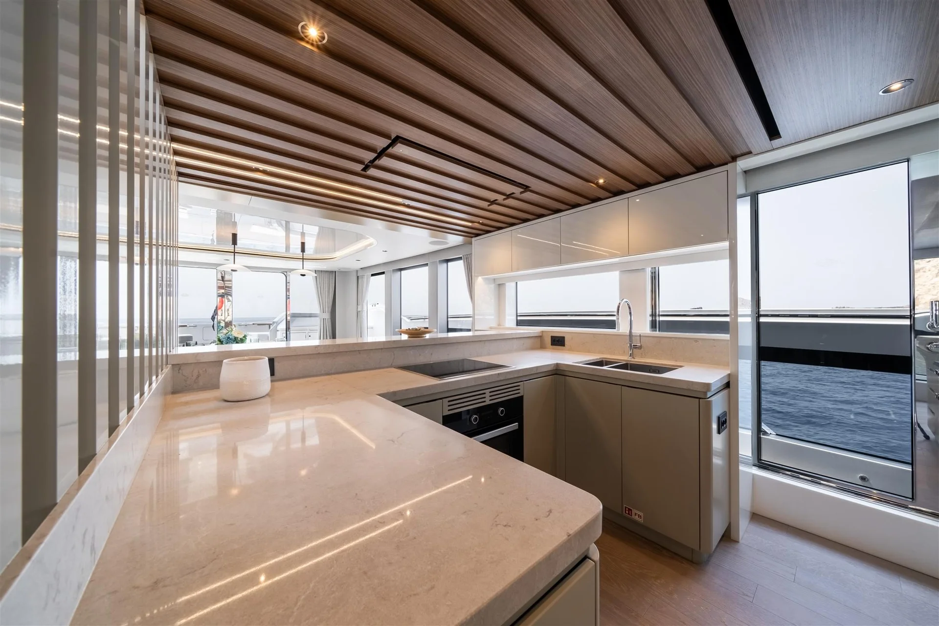 Sunseeker 82 Ocean, moderne keuken met zeezicht