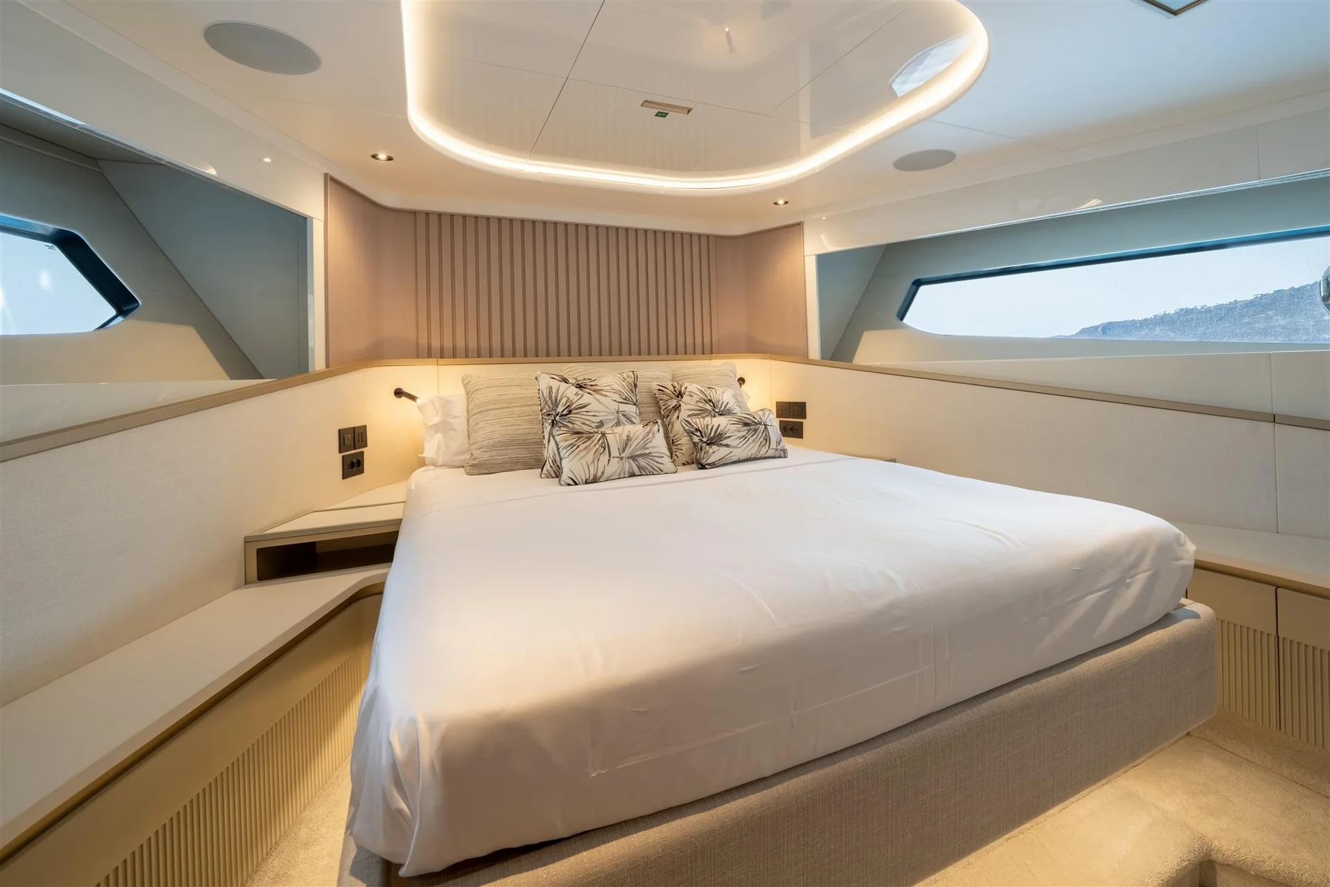 Sunseeker 82 Ocean, slaapkamer met bed en ramen