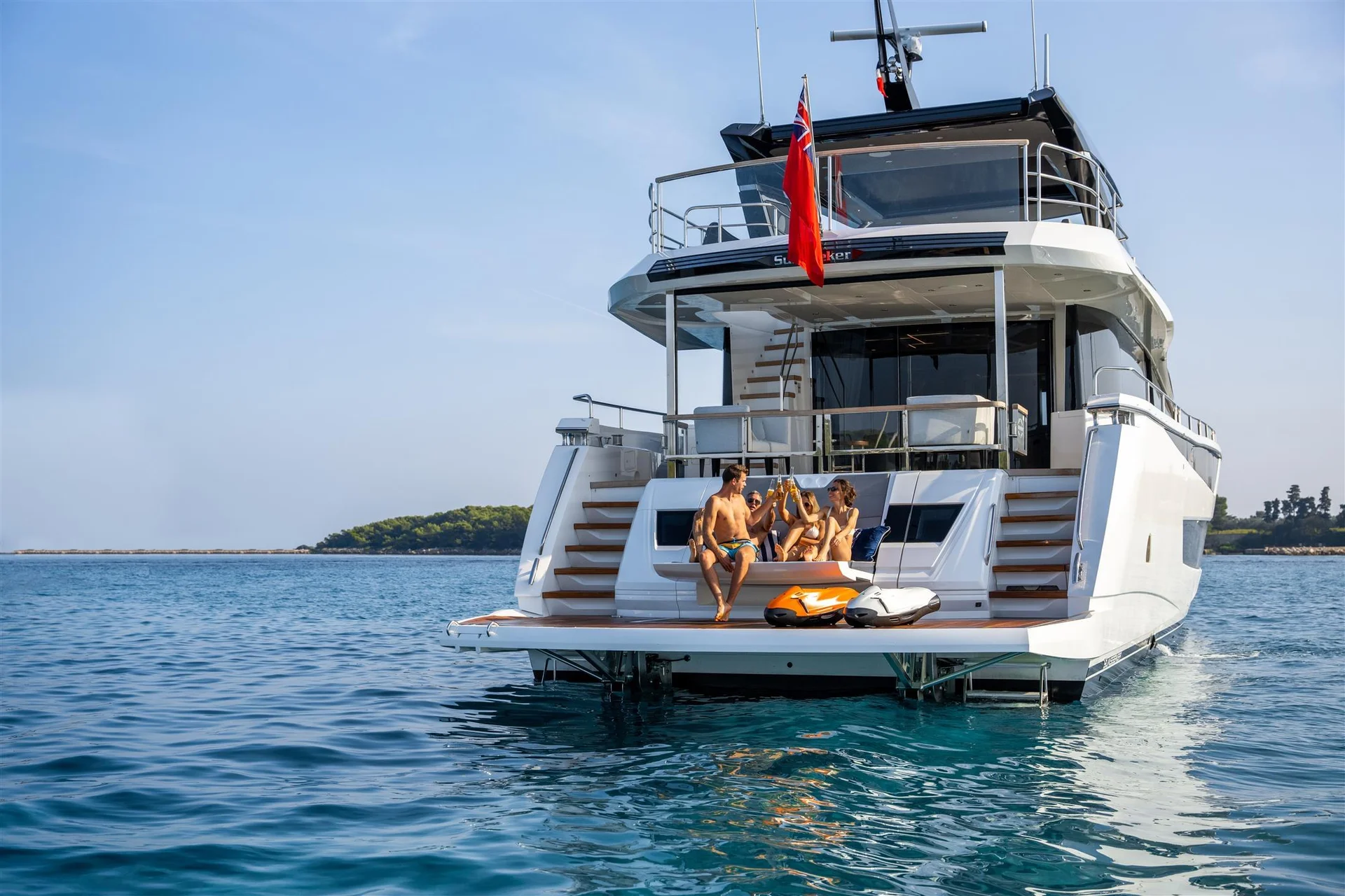 Sunseeker 88 Yacht, achterdek boot met mensen