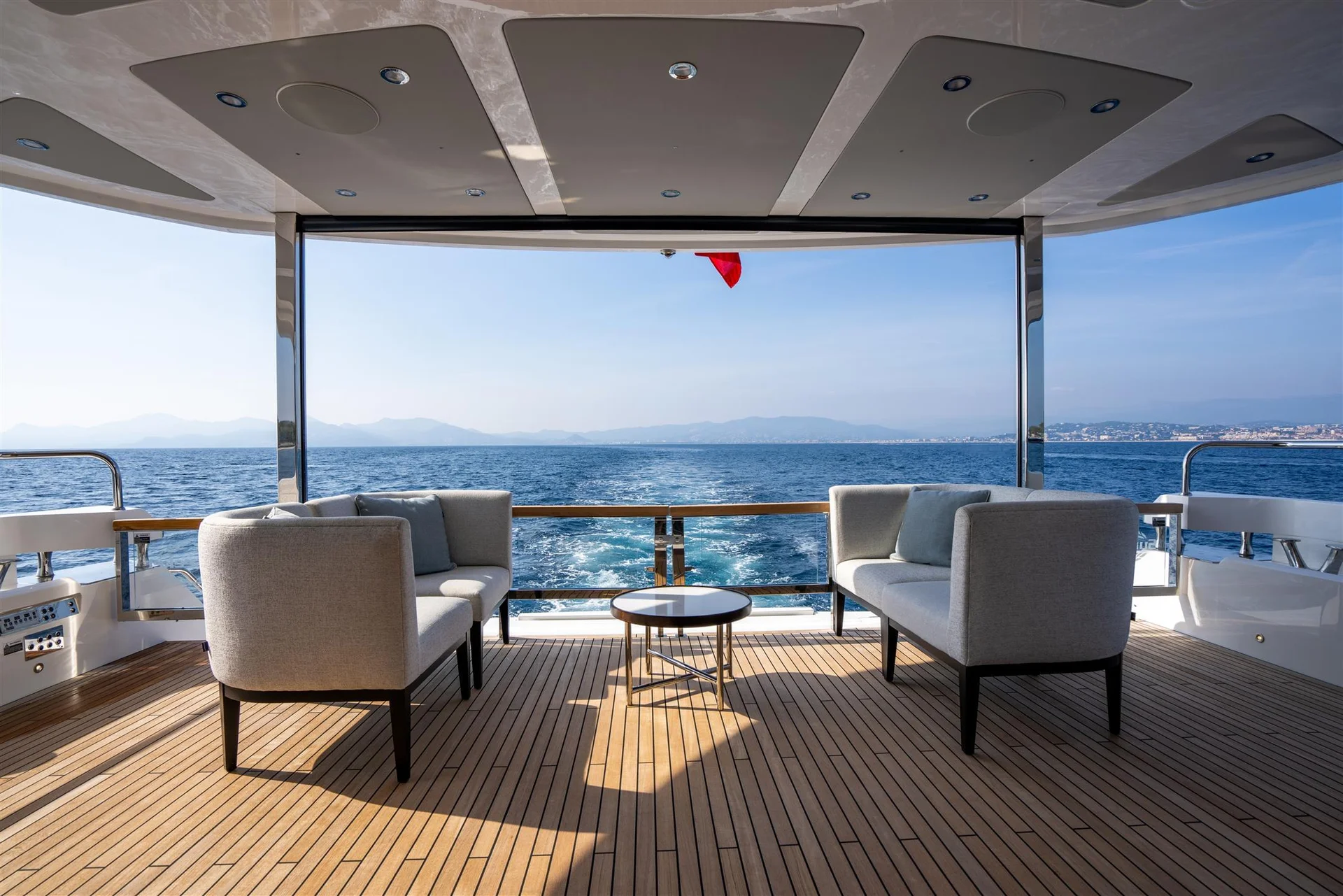 Sunseeker 88 Yacht, achterdek met loungebanken en zeezicht